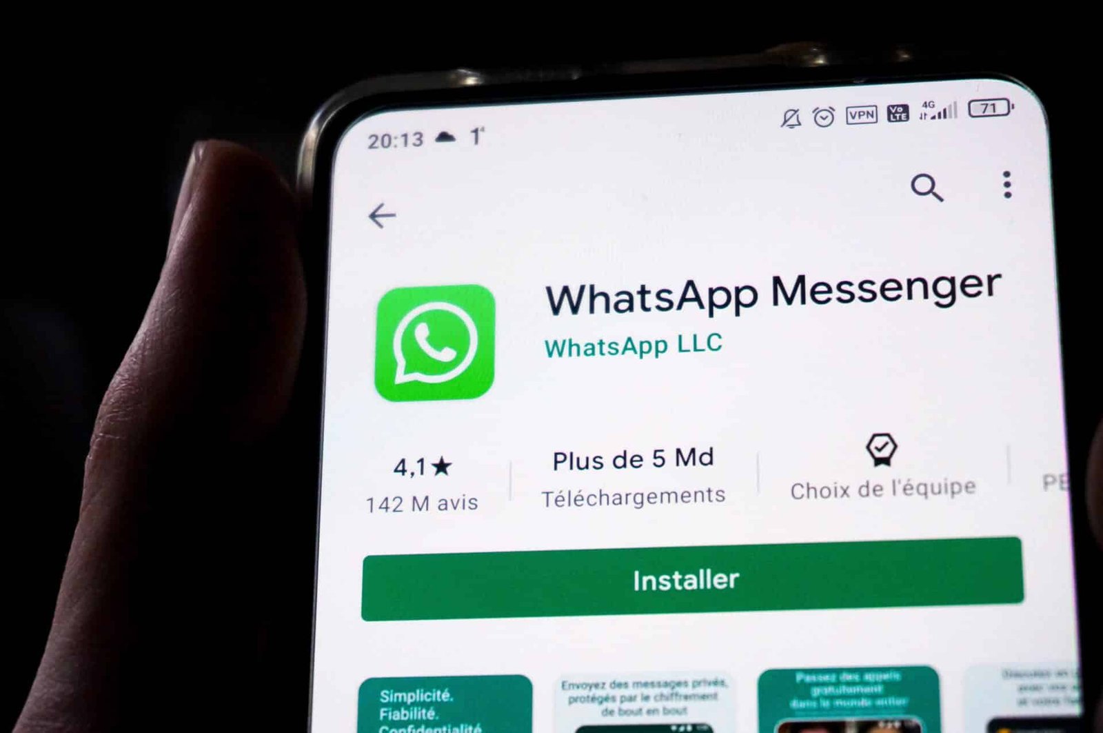Logo WhatsApp icône de médias sociaux réseau social sur le format de portrait d'arrièreplan d