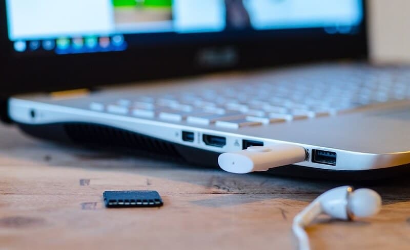 ordinateur portable avec une clé USB branchée dessus