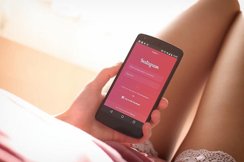Une femme avec un smartphone à la main