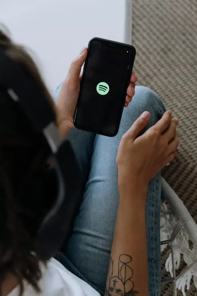une femme regarde son smartphone